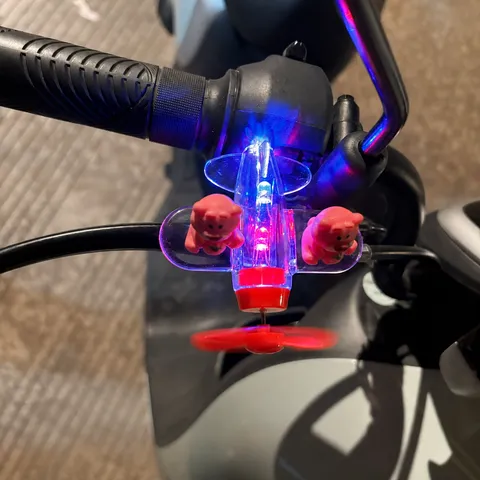 Auto Aereo Girevole Luminoso Alimentato dal Vento Casco per Bici Mulino a Vento Luce Orso dei Cartoni Animati Simpatica Decorazione Accessori Interni