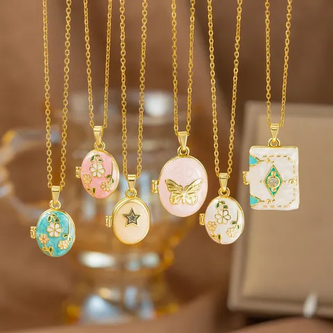 Collar Guardapelo Vintage de Esmalte con Flores y Mariposas para Mujer Cadena de Acero de Titanio Colgante de Corazón y Estrella Bañado en Oro Joyería