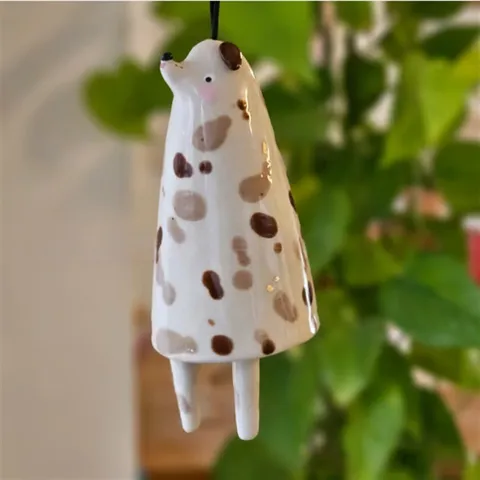 Handgemachte Keramikglocken Kollektion Süße Cartoon Tierfigur Hängende Dekoration Modisch Glasiert Bemalt Windspiel Hausdekor