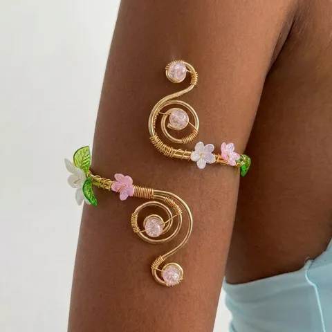 Bracciale da Braccio a Spirale con Fiori Dolci per Donna in Ferro Dorato con Fiori in Acrilico e Foglie Regolabile Aperto Gioielli
