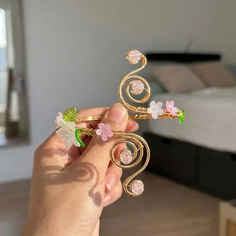 Bracciale da Braccio a Spirale con Fiori Dolci per Donna in Ferro Dorato con Fiori in Acrilico e Foglie Regolabile Aperto Gioielli