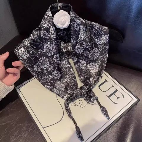 Dames Mode Driehoekige Sjaal Retro Bloemen Paisley Zijdegevoel Satijn Halsdoek Elegante Haarband Met Camelia Accessoire