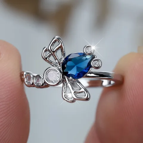 Anello di Rame con Libellula Svuotata Retro Per Donne Placcato Platino Strass Blu Forma Pera Gioielli