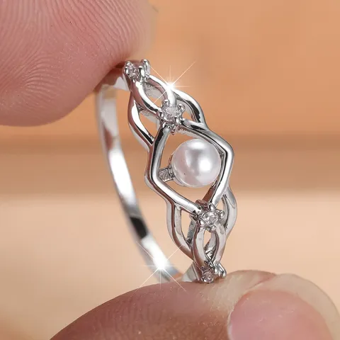 Koreanischer Sanfter Stil Künstliche Perle Gedrehter Ring Versilbertes Kupfer Hohl Design Strass Eingelegt Geometrischer Individueller Ring Damen Schmuck