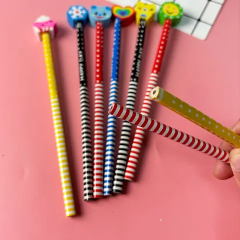 Mignons Crayons HB en Bois de Dessin Animé avec Gomme de Rechange Animal 3D Crayons Triangulaires Rayés Colorés pour Dessin Écriture Enfants École Récompenses de Classe Cadeaux d'Anniversaire Papeterie