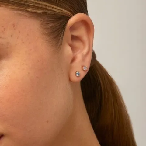 Minimalistisch Titanium Staal Ronde Oorknopjes Voor Vrouwen Prachtige Kleine Strass Oorbellen Dagelijks Veelzijdige Lichte Luxe Sieraden
