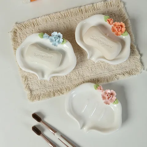 Porte-Savon en Céramique de Luxe avec Design de Drainage Floral 3D Support de Savon Décoratif pour Salle de Bain Lavabo Maison Hôtel