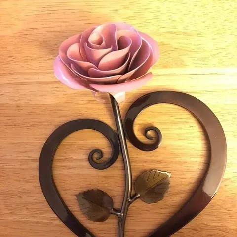 Romantica Rosa in Metallo Con Supporto a Forma di Cuore Ornamentale da Tavolo Regalo di San Valentino Decorazione per la Casa
