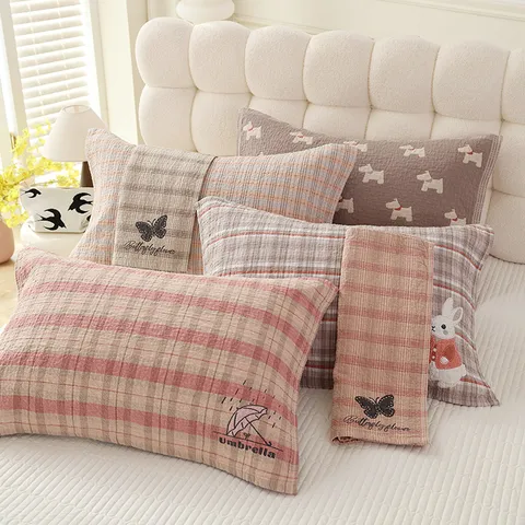 Serviette d'Oreiller en Gaze de Coton Douce Respirante Carreaux Broderie de Dessin Animé Housse de Coussin Maison Chambre Literie
