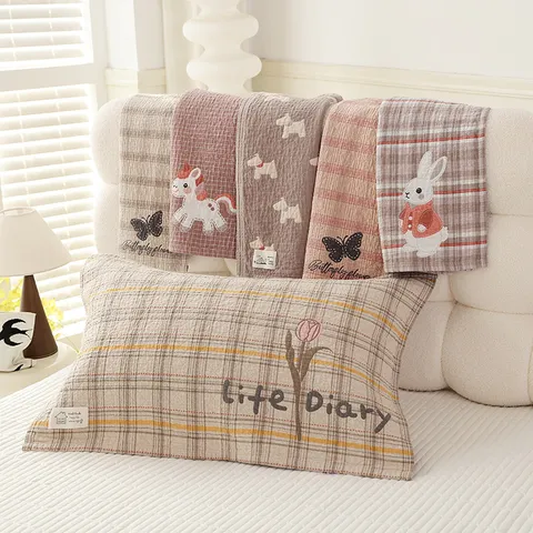 Serviette d'Oreiller en Gaze de Coton Douce Respirante Carreaux Broderie de Dessin Animé Housse de Coussin Maison Chambre Literie