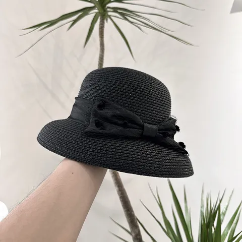 Chapeau de Paille d'Été pour Femmes Élégant Chapeau Bob avec Nœud en Filet Chapeau de Plage Tissé de Protection Solaire Décontracté Casquette de Mode pour Femme