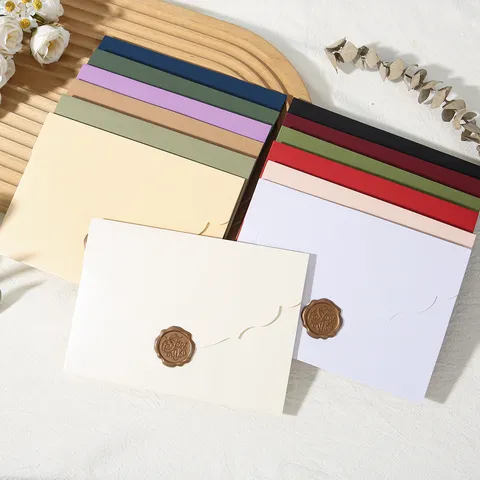 Enveloppe en papier élégante à pliage triple et bordure en dentelle pour invitations de mariage