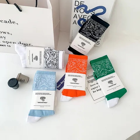 Unisex Paisley Print Crew Socks Cotton Blend Casual Streetwear Fashion Long Socks For Men And Women Sports Socks