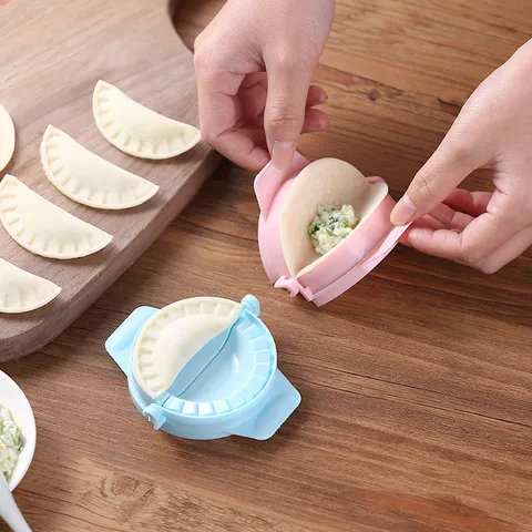 Manual Plastic Dumpling Maker Press Mold Crescent Shape Ravioli Skin Wrapper Cutter Kitchen DIY Cooking Tools Random Color