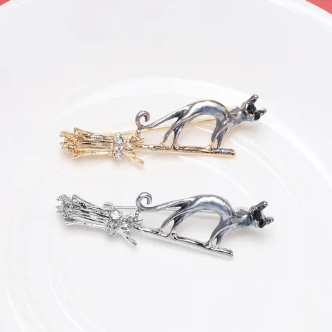 Creative Cat Flying Broom Brooch Alloy Rhinestone Enamel Animal Lapel Pin For Clothing Bag Decoration Unisex Jewelry Gift