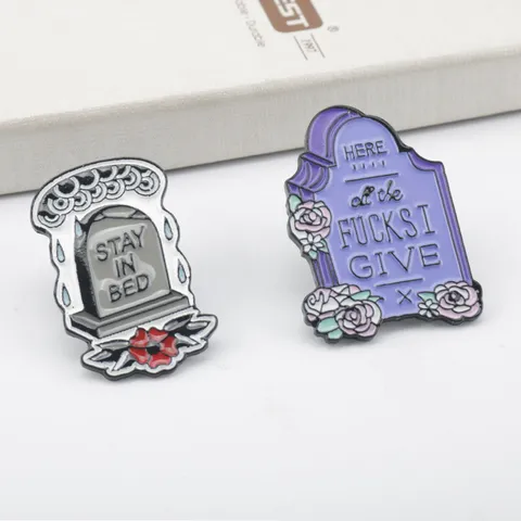Spilla da Balia Halloween Cartone Animato Lapide Teschio Smalto Pin Slogan Divertente Distintivo in Lega per Zaino Vestiti Gioielli Accessorio Regalo Unisex