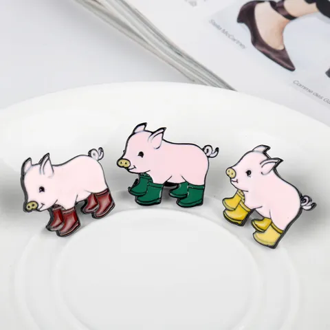 Creative Pink Pig Brooch With Boots Cartoon Animal Enamel Pin Alloy Brooch For Backpack Denim Jacket Lapel Accessory Gift