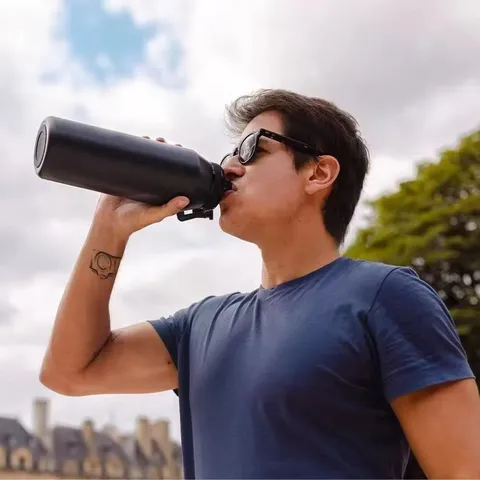 Moderne 304 Edelstahl Vakuum Isolierte Wasserflasche Große Kapazität Tragbare Sport Weltraumflasche Für Outdoor Büro Reisen