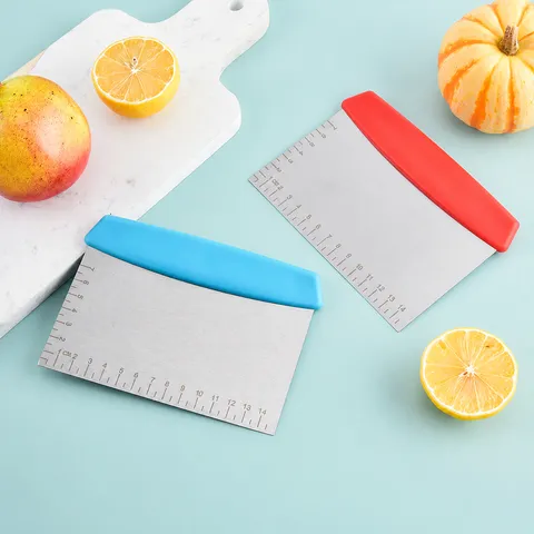 Tarocco per Panca in Acciaio Inossidabile Con Linee di Misurazione in Plastica Manico Tagliaimpasto per Cucina Strumento