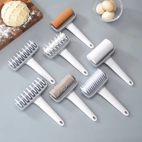 Rouleau à Pâtisserie Manuel Créatif en Plastique et Bois Coupe-Nouilles Pique-Vite Outils de Cuisson Ustensiles de Cuisine