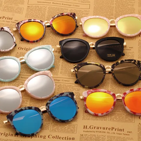 Gafas de Sol de Moda con Montura de Mariposa y Patillas de Metal Lentes de Océano Coloridas Protección UV400 Unisex Tendencia