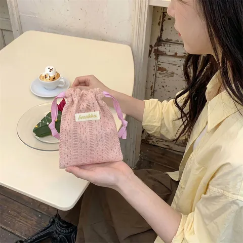 Sacchetto di Immagazzinaggio con Coulisse in Pizzo Intagliato Stile Giapponese Graziosa Borsa Organizer per Trucco da Viaggio in Raso per Cosmetici Auricolari Piccoli Oggetti