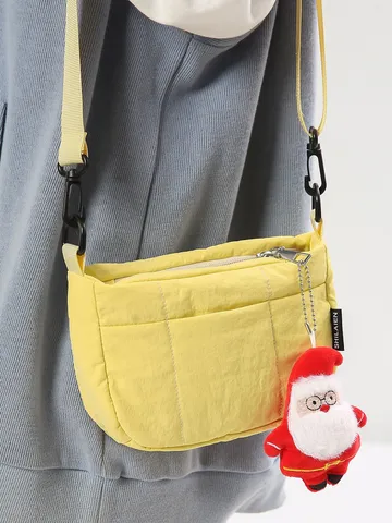 Harajuku Minimalistisch Nylon Kariert Umhängetasche Gesteppt Wasserabweisend Pendeln Kleine Schoudertas Mit Weihnachtsmann Plüsch Anhänger Für Unisex