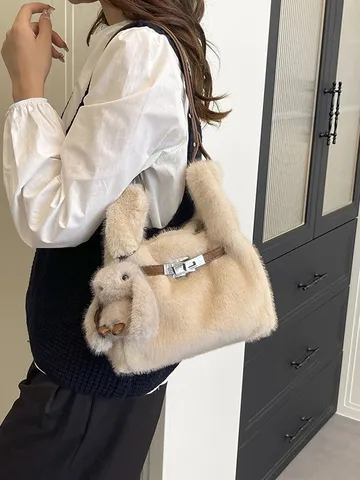 Damen Plüsch Kunstpelz Umhängetasche Süßer Hase Anhänger Crossbody Kleine Quadratische Tasche Herbst Winter Tasche Metallschnalle