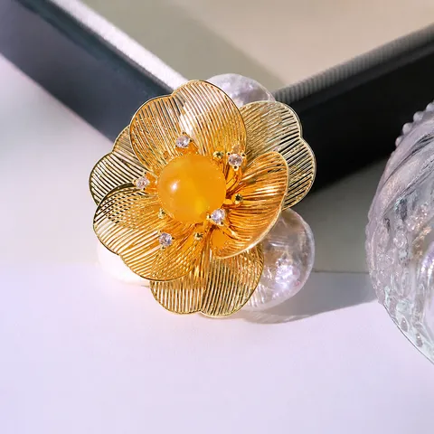 Vintage Baroque Pearl Flower Brooch For Women Gold Plated Copper Natural Stone Rhinestone Elegant Jewelry Pins For Coat