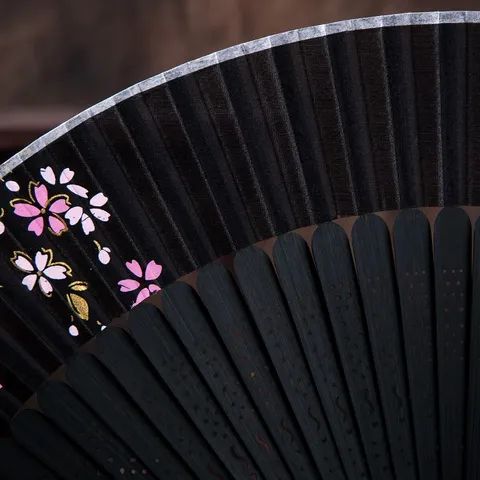 Éventail Pliant Traditionnel Japonais en Soie et Bambou Noir Motif Fleur de Cerisier Décoratif avec Gland et Support pour Décoration d'Intérieur