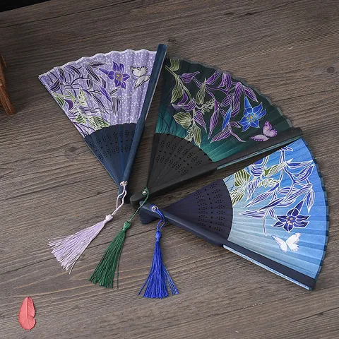 Style Chinois Éventail Pliant en Soie Vintage Impression Florale Éventail à Main Avec Gland Pour Danse Photographie Fête Décoration Quotidienne