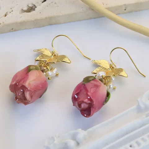 Boucles d'Oreilles Fleur de Rose Éternelle Perle Naturelle Plaqué Or Feuille Pendante Clous pour Femmes Bijoux Fait Main Élégants