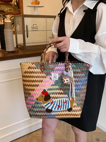 Femme Sac à Main Tissé en Bambou Poignée Vacances à la Plage Panier Sac Teckel Broderie Avec Mignon Pendentif en Peluche Tote de Mode