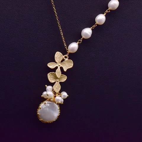 Elegante Collana di Perle d'Acqua Dolce Naturali Barocche con Ciondolo a Nappa Floreale in Rame Placcato Oro Argento 925