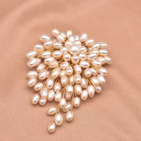 Spilla in Perle Naturali d'Acqua Dolce da Donna Rame Placcato Oro Spille a Forma di Fiore e Foglia Intessute a Mano Gioielli Vintage