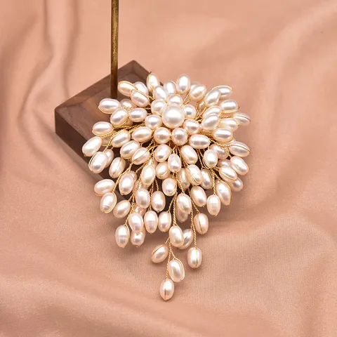 Spilla in Perle Naturali d'Acqua Dolce da Donna Rame Placcato Oro Spille a Forma di Fiore e Foglia Intessute a Mano Gioielli Vintage
