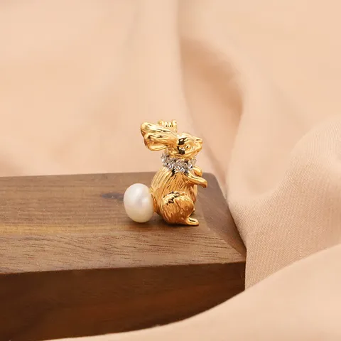 Elegant Freshwater Pearl Zirconia Rabbit Brooch Women 18K Gold Plated Copper Cute Animal Lapel Pin Jewelry Accessory