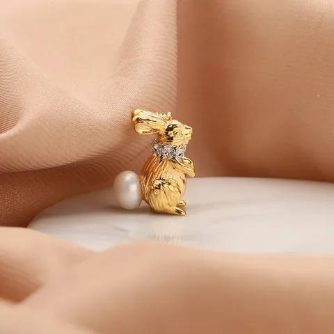 Elegant Freshwater Pearl Zirconia Rabbit Brooch Women 18K Gold Plated Copper Cute Animal Lapel Pin Jewelry Accessory