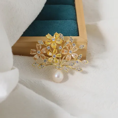 Vintage Chinese Style Vase Brooch Gold Plated Copper Zirconia Freshwater Pearl Inlaid Floral Lapel Pin Women Jewelry