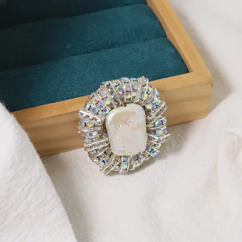 Broche Vintage Luxueuse en Cuivre Strass Géométrique Baroque Perle Artificielle Broche Épingle Pour Femmes Costume Manteau Décoration