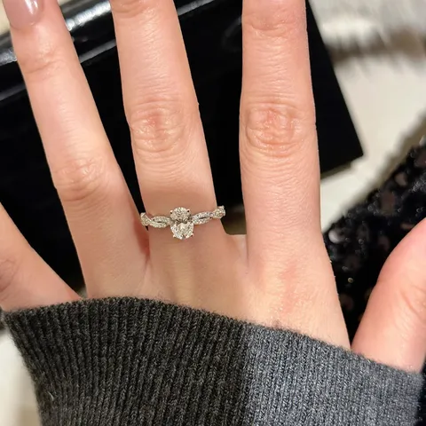 Exquisito Anillo de Plata de Ley S925 con Circonia Ovalada para Mujer Banda Retorcida Lujo Ligero Anillo de Compromiso