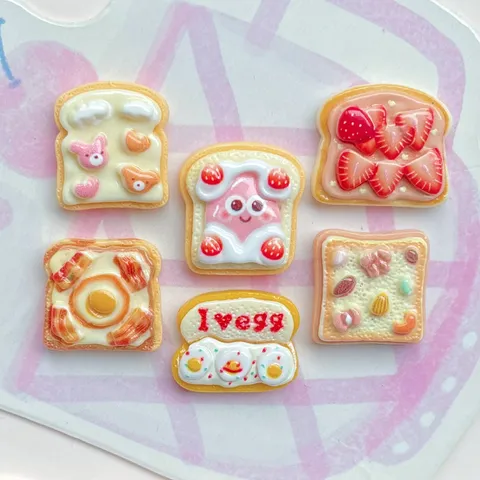 Simpatici Accessori in Resina Miniatura a Forma di Orso Toast con Uovo e Fragola Materiale per Gioielli Fai-da-te per Ciondoli Scarpe Croc