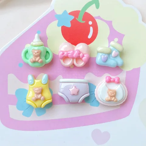 Mini Simulation Baby Résine Breloques Mignon Ours Biberon Chaussettes Bavoir Couche Flatback Cabochons Pour DIY Pinces à Cheveux Accessoires