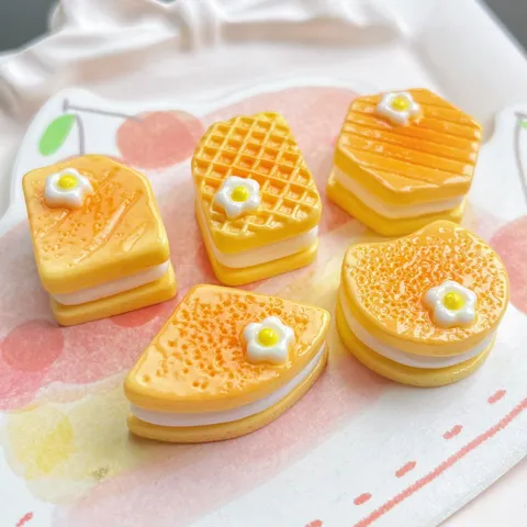 Accesorios de resina de galleta de sándwich de plumeria amarilla Comida en miniatura DIY Funda de teléfono Decoración