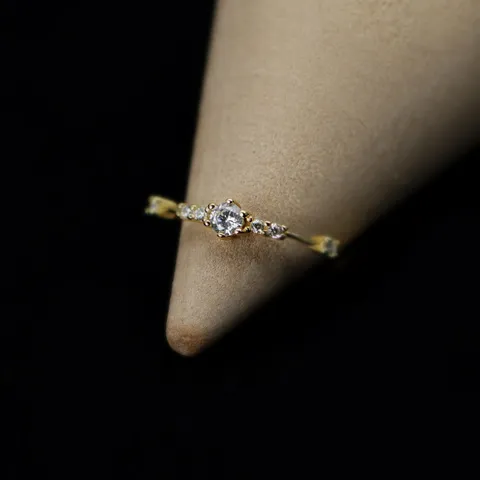 Elegante Anillo Delgado de Plata de Ley 925 con Strass Anillo Incrustado Geométrico Brillante Delicado Simple Banda de Dedo para Mujer Joyería