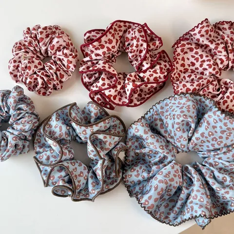 Chouchous Doux à Imprimé Léopard Cœur pour Femmes Élastiques à Cheveux en Tissu Faits à la Main Accessoires de Coiffure à la Mode pour le Quotidien