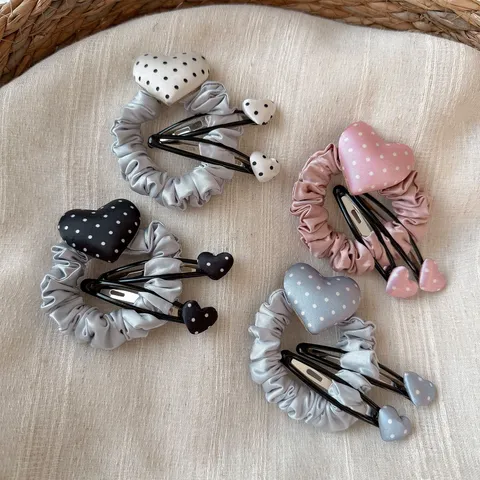 Zoete Satijn Polka Dot Hart Scrunchie Haarband en Haarspeld Set Mode Stof Legering Haaraccessoires Voor Dames Dagelijks Feest