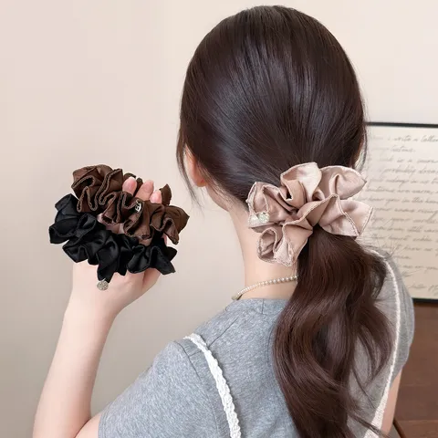 Koreaanse Stijl Elegante Satijnen Geplooide Scrunchies Voor Dames Met Metalen Hanger Effen Kleur Elastische Haarelastiekjes Mode
