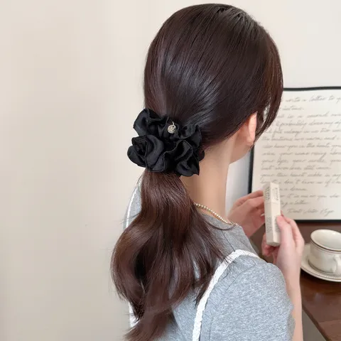 Koreaanse Stijl Elegante Satijnen Geplooide Scrunchies Voor Dames Met Metalen Hanger Effen Kleur Elastische Haarelastiekjes Mode