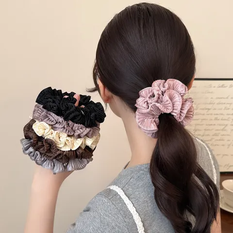 Plissiertes Stoff-Scrunchie Mit Goldenem Metallanhänger Einfarbige Haargummis Für Damen Täglicher Haarschmuck